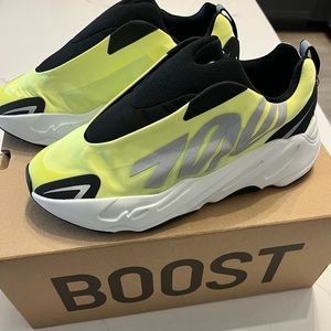 Yeezy 700 MNVN